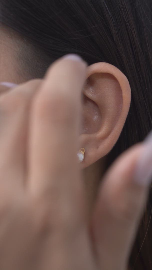 White Cat Pearl Stud Earrings in Gold-Plated 925 Sterling Silver