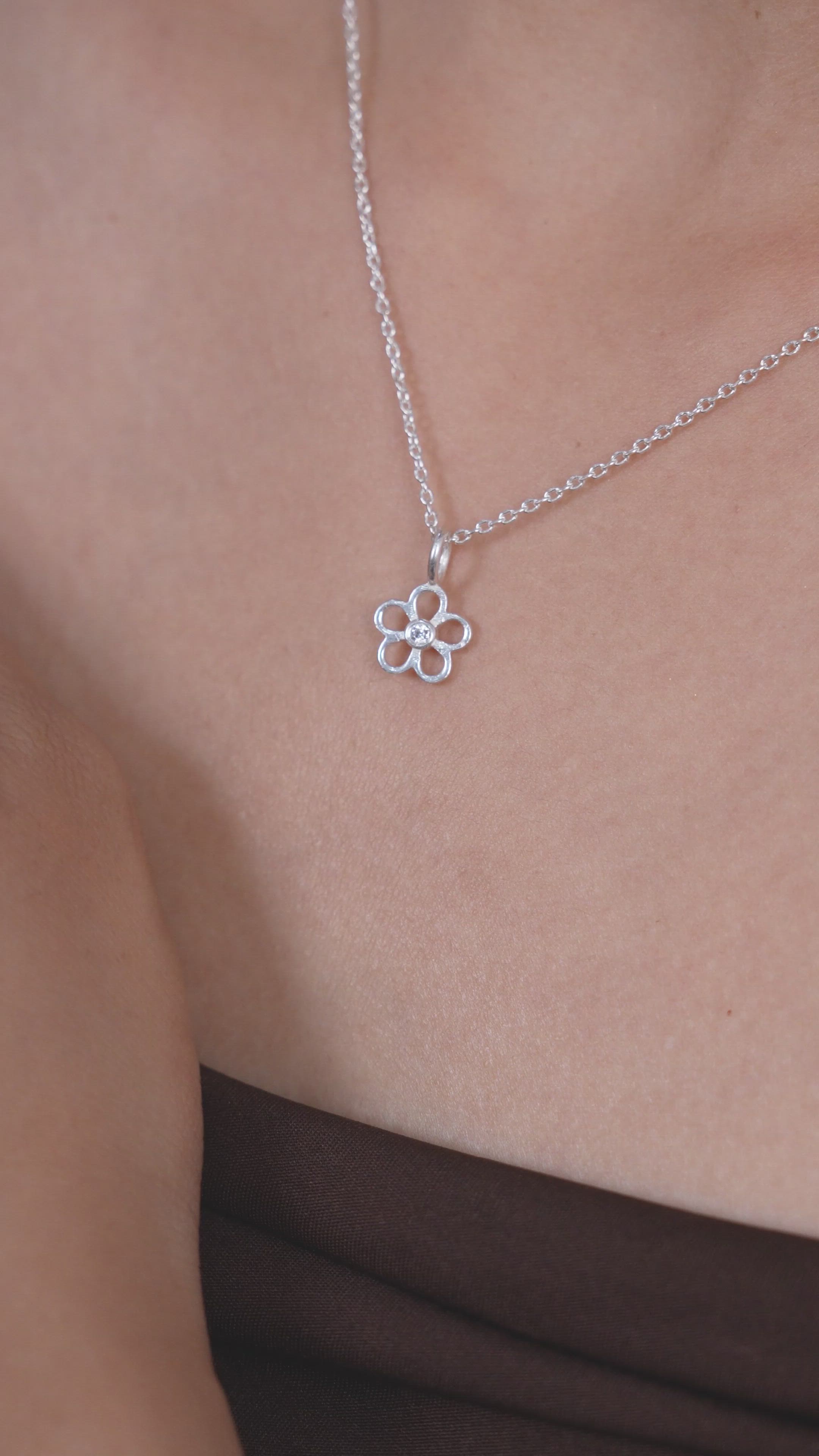 Silver Flower Daisy Pendant With Chain in 925 Sterling Silver